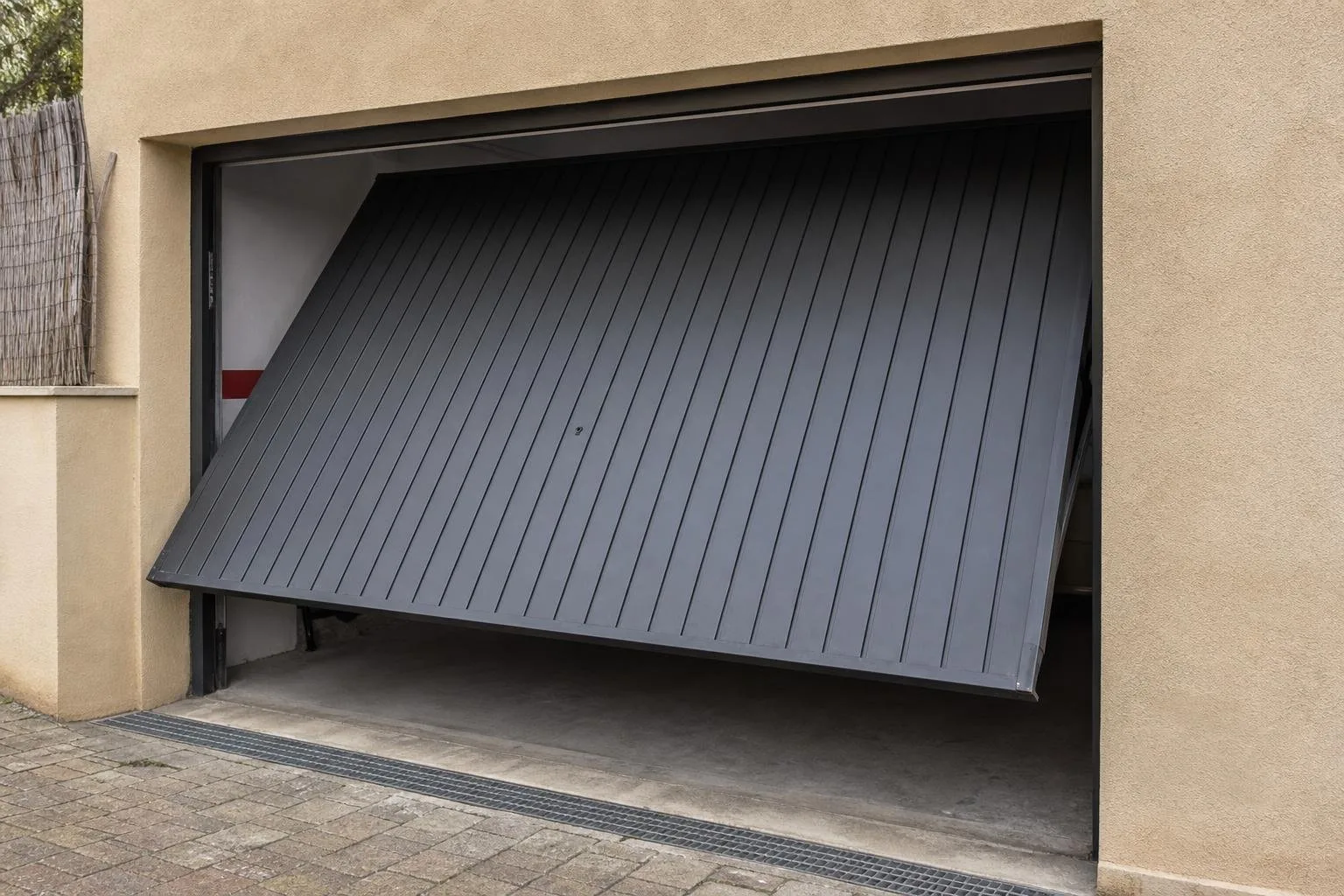 Puerta metálica de entrada a una nave en un polígono industrial